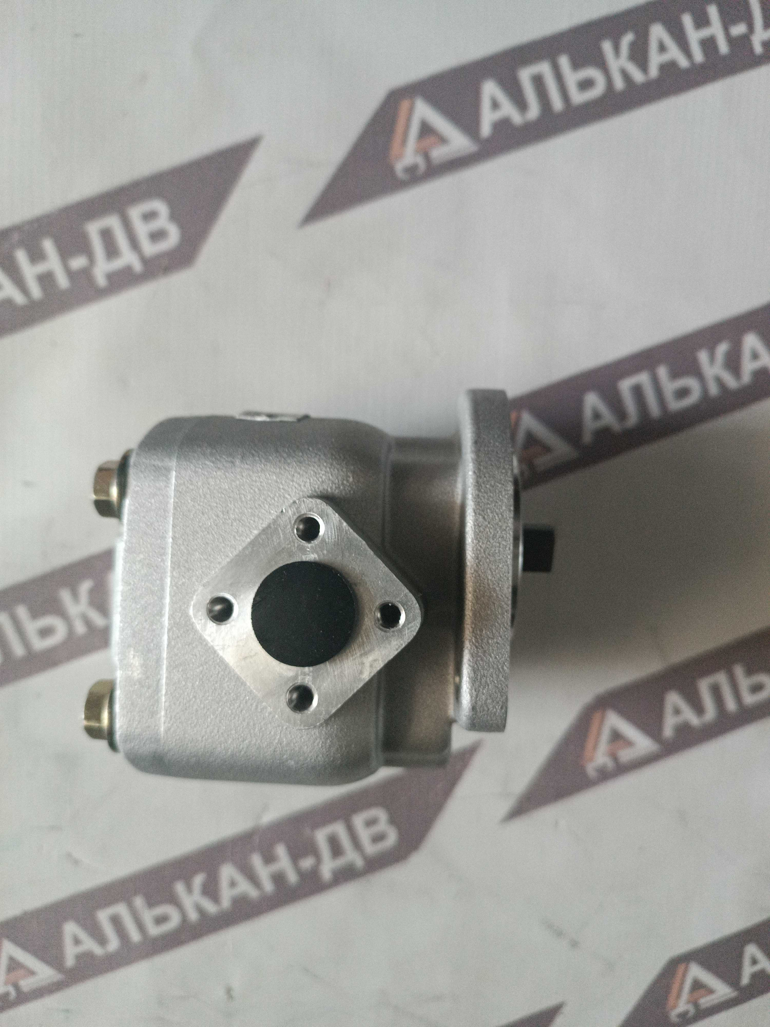 Насос минитрактора Kubota(Iseki Yanmar) 38180-36100(13см350,8(2болта)вал 14ммперо 6,8мм2болтаов.фл.порты в стороны в корп.под фланецпр.) (1)