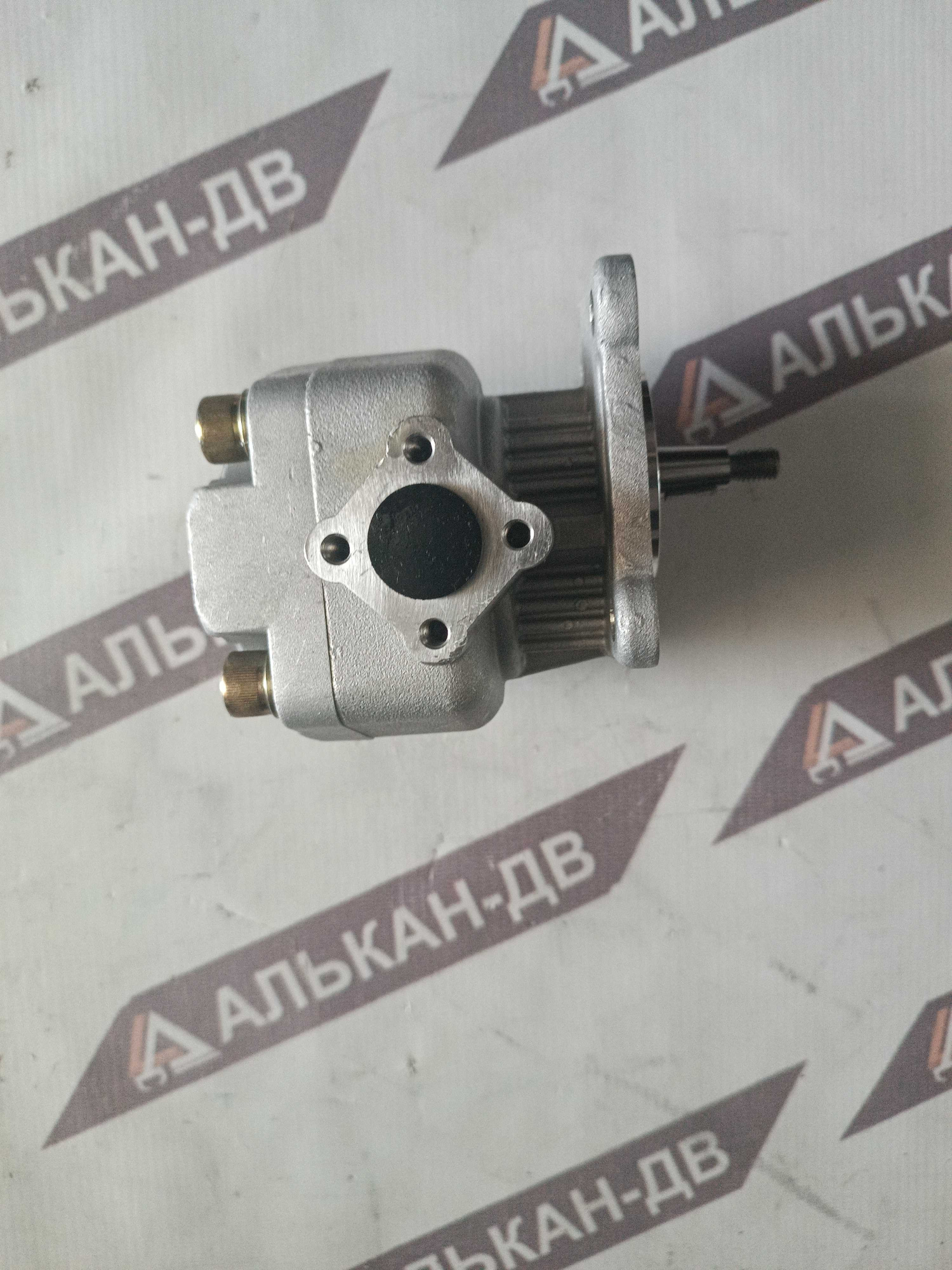 Насос минитрактора Kubota(Iseki Yanmar) 38240-76300(9,3см350,8(4болта)вал конусом M8шп.3мм4 болтакв.фл.порты в стороны в корп.под фланецлев.) (1)