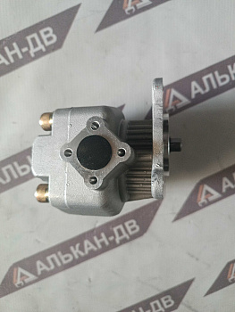 Насос минитрактора Kubota(Iseki;Yanmar) 67211-7610-2(9,3см3/50,8(4болта)/вал 14мм/перо 8мм/4 болта/кв.фл./порты в стороны в корп.под резьбу/пр.)