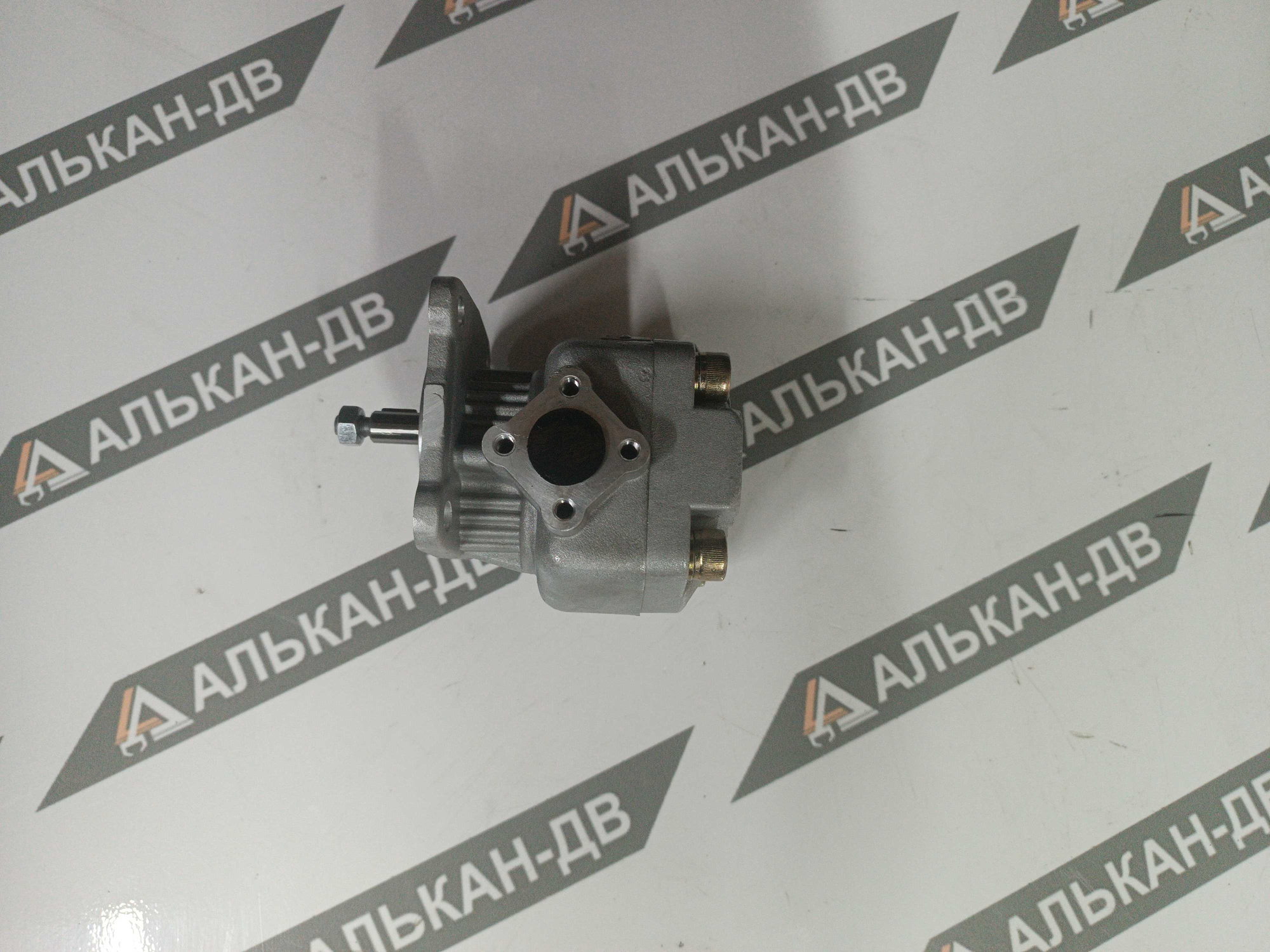Насос минитрактора Kubota(Iseki Yanmar) 35110-76100 (9,3см350,8(4болта)вал 11ммшп.3ммпорты в стороны в корп.под фланецлев.)