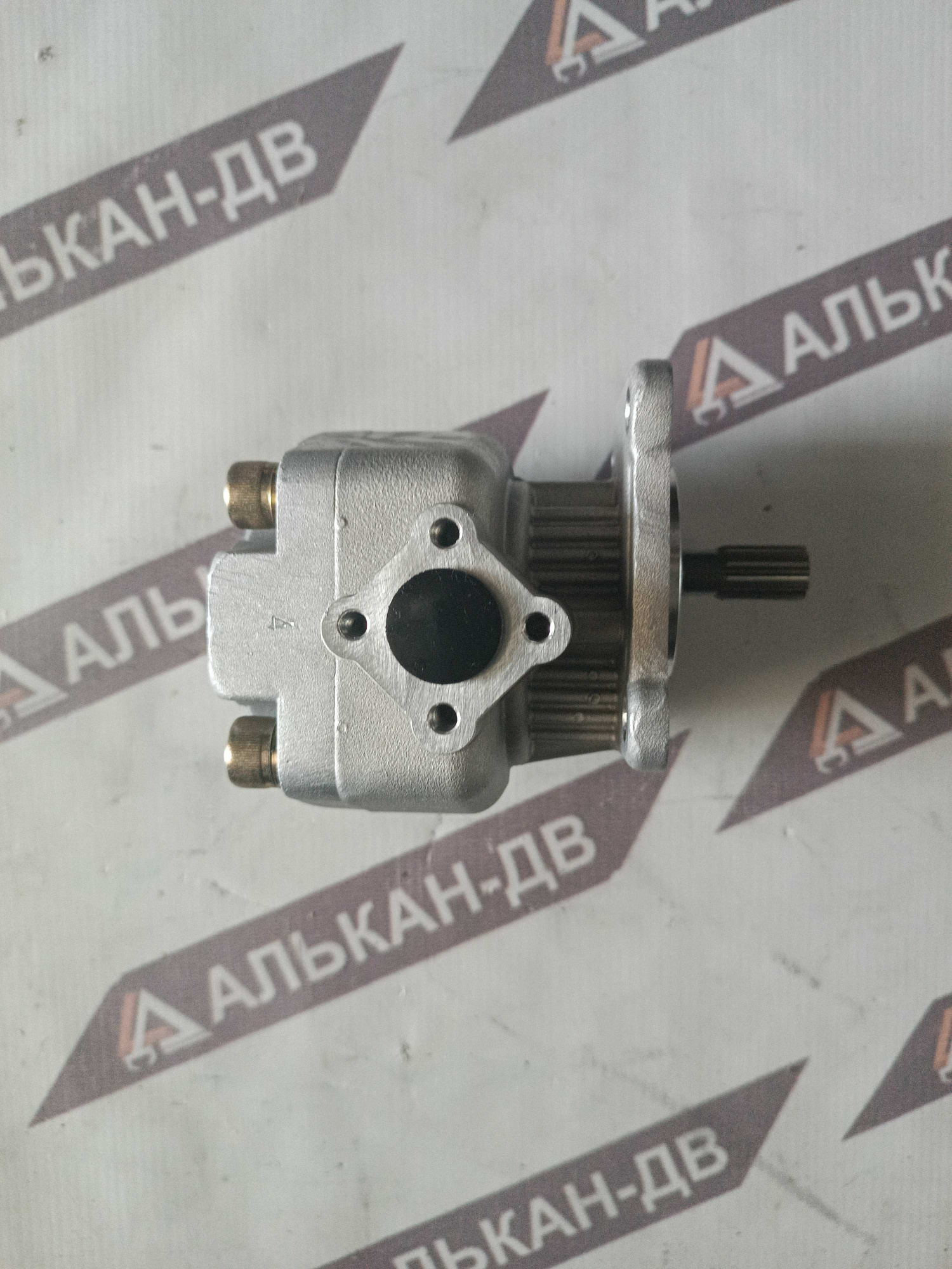 Насос минитрактора Kubota(Iseki Yanmar) 38240-36100(9,3см350,8(4болта)12шл4болтакв.фл.порты в стороны в корп.под фланецлев.) (1)
